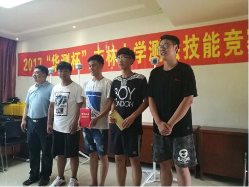 图片包含 人员, 天花板, 室内, 地板已生成极高可信度的说明